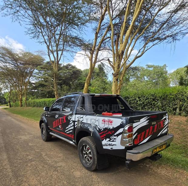 Toyota Hilux 2012 Black