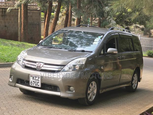 Toyota ISIS 2013 Gray