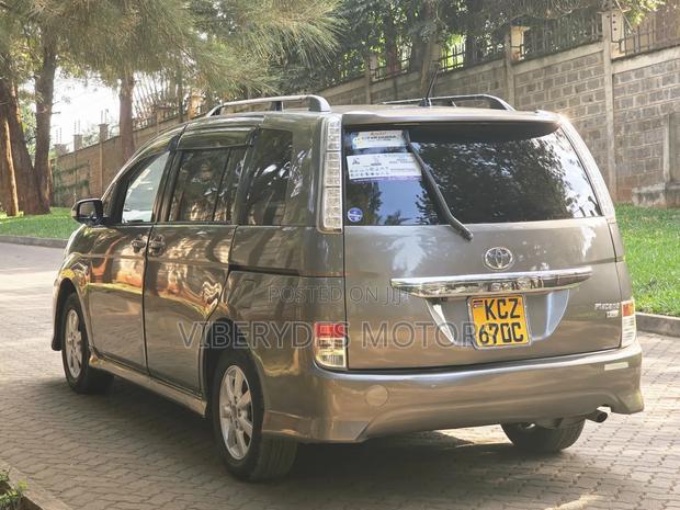 Toyota ISIS 2013 Gray