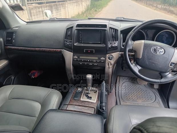 Toyota Land Cruiser 2011 White