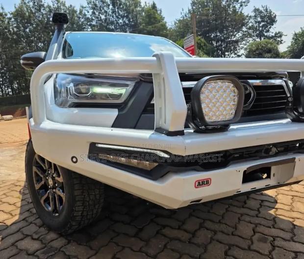 Toyota Hilux 2022 White