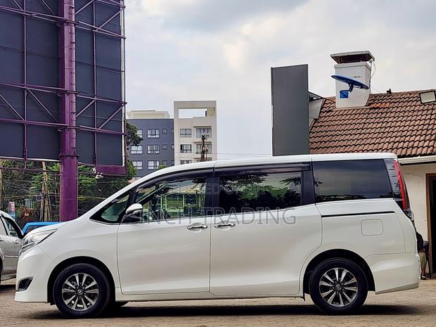 Toyota Esquire 2.0 FWD (8 seater) 2019 Pearl