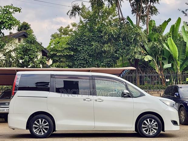 Toyota Esquire 2.0 FWD (8 seater) 2019 Pearl