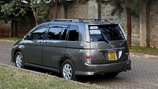 Toyota ISIS 2013 Brown
