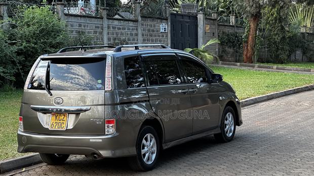 Toyota ISIS 2013 Brown