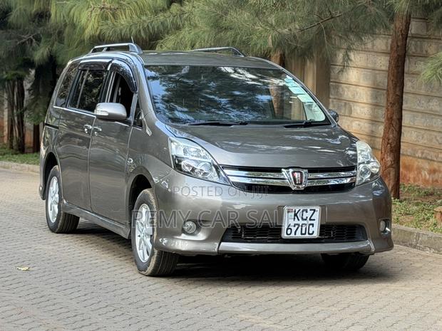 Toyota ISIS 2013 Gray
