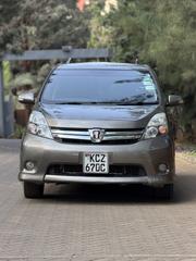 Toyota ISIS 2013 Gray for sale