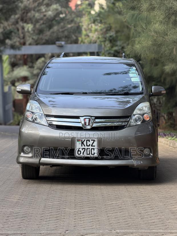 Toyota ISIS 2013 Gray