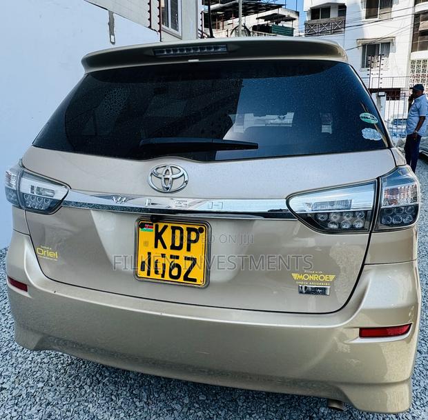 Toyota Wish 2017 Gold
