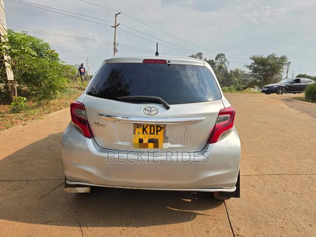 Toyota Vitz 2016 Silver