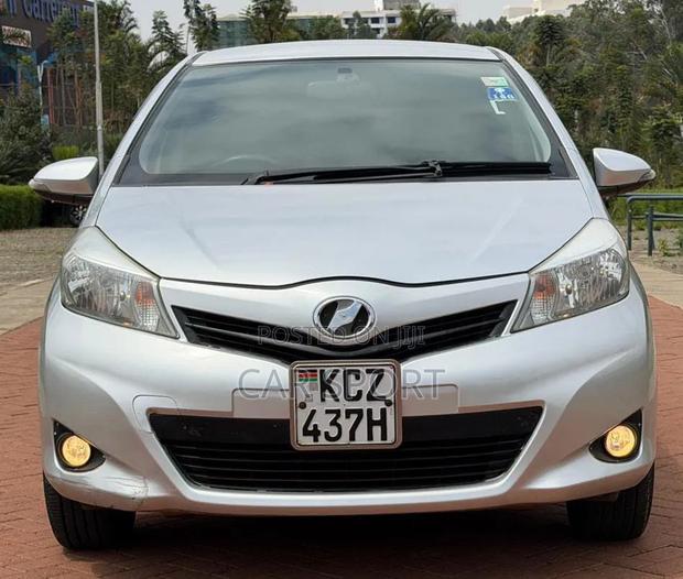 Toyota Vitz 2012 Silver