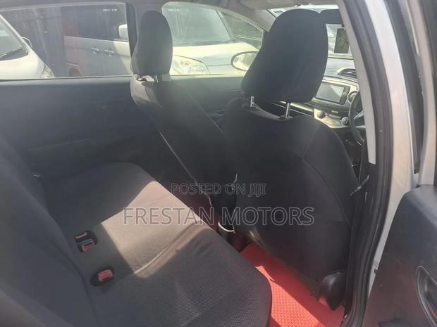 Toyota Vitz 2012 Silver
