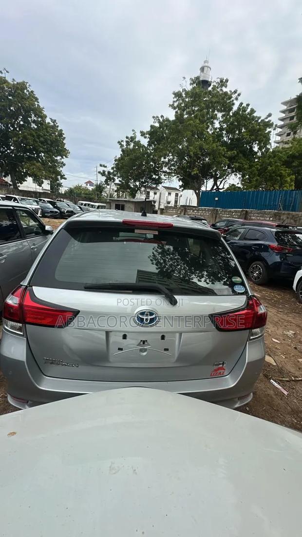 Toyota Corolla Fielder 2019 Silver