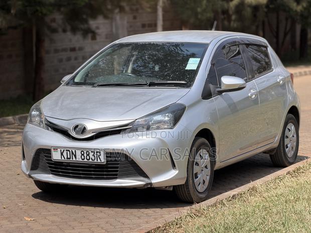 Toyota Vitz 2016 Silver