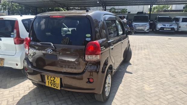 Toyota Porte 2014 Gray