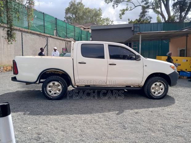 Toyota Hilux 2010 White