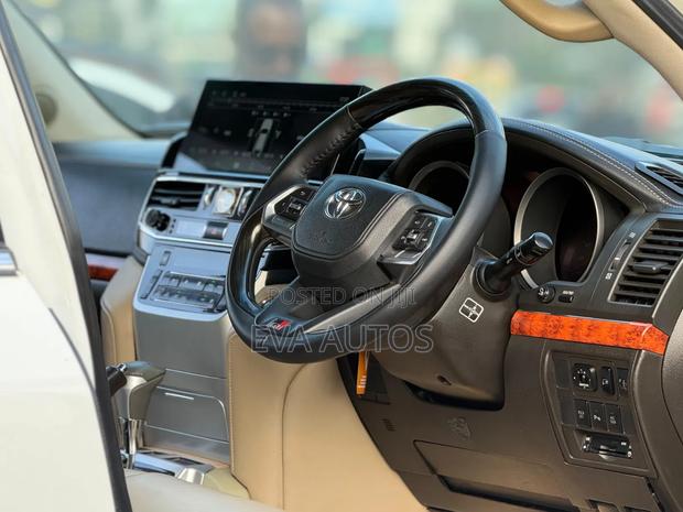 Toyota Land Cruiser 2009 White