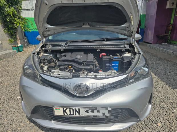 Toyota Vitz 2016 Silver