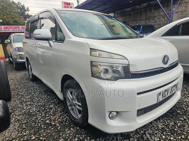 Toyota Noah 2012 White