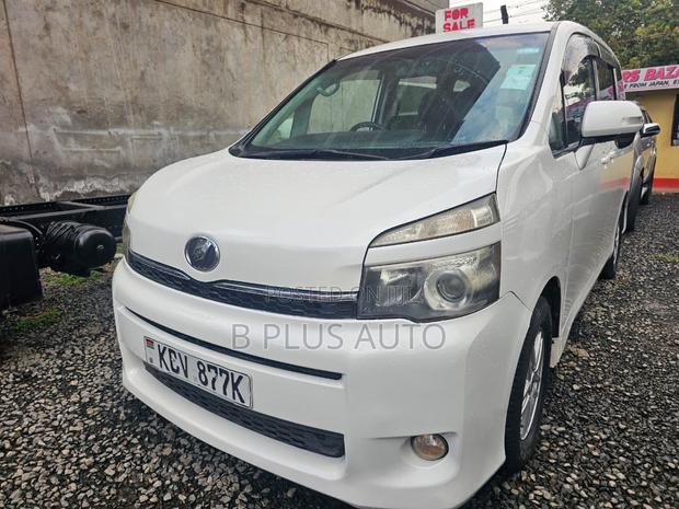 Toyota Noah 2012 White