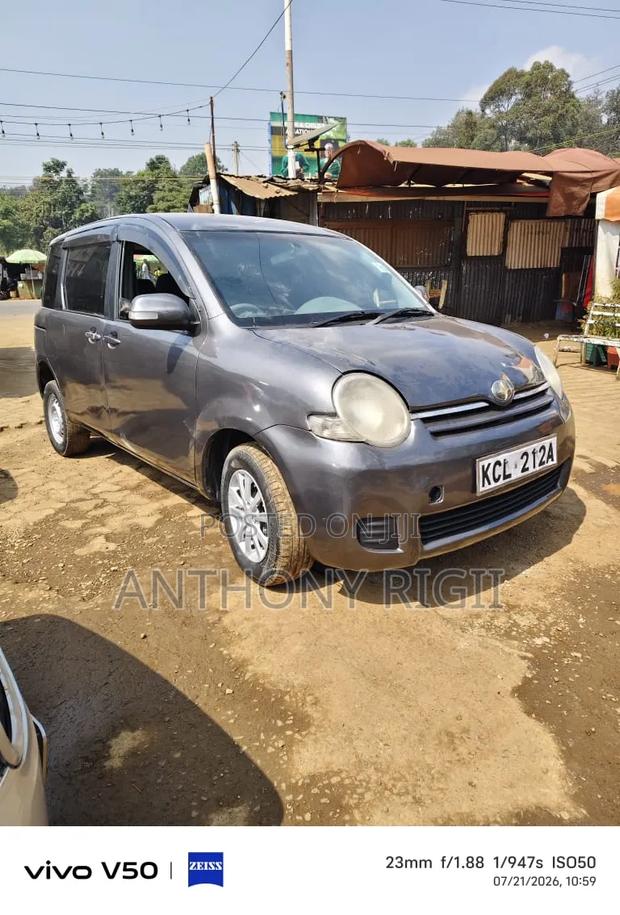 Toyota Sienta 1.5 FWD 2010 Gray