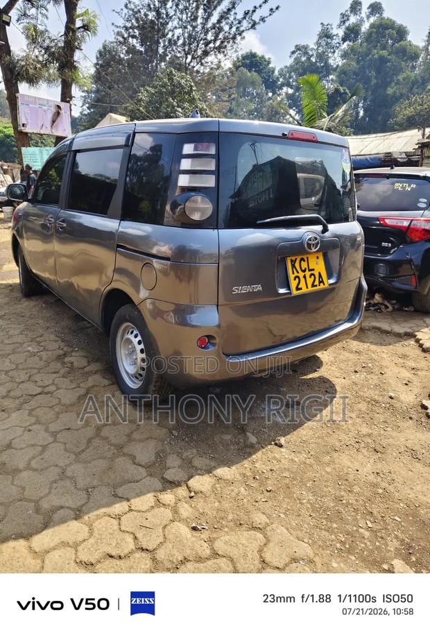 Toyota Sienta 1.5 FWD 2010 Gray