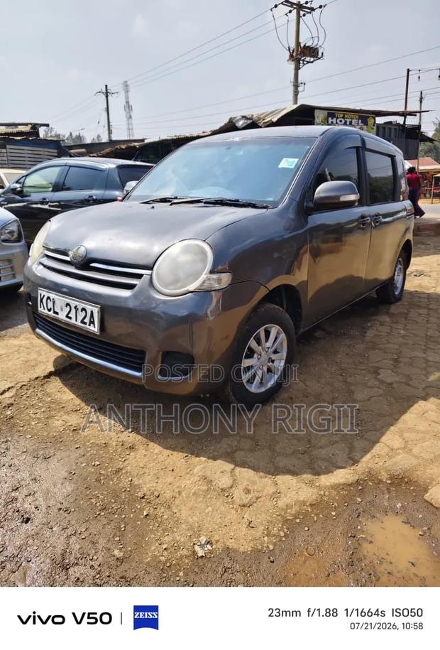 Toyota Sienta 1.5 FWD 2010 Gray