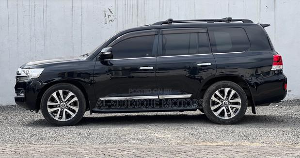 Toyota Land Cruiser 4.6 V8 AX 2019 Matt Black