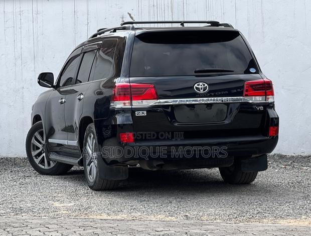 Toyota Land Cruiser 4.6 V8 AX 2019 Matt Black