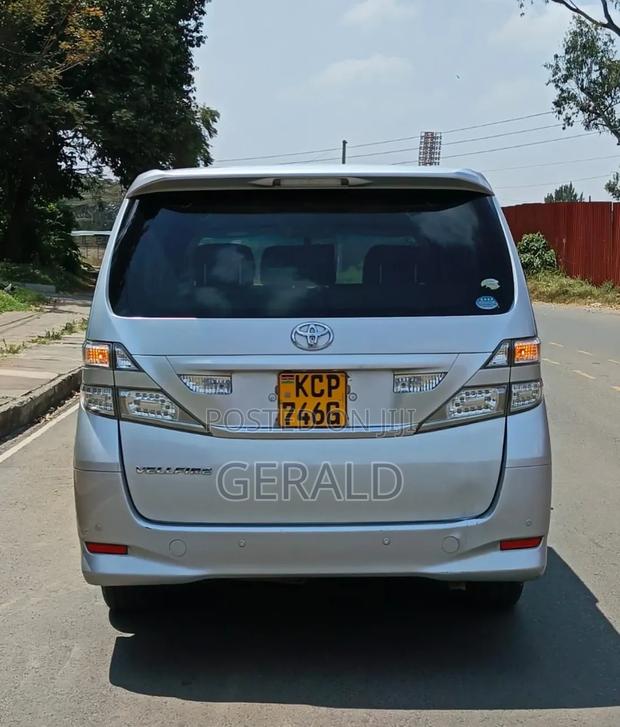 Toyota Vellfire 2010 Silver