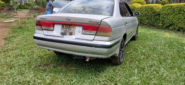 Nissan Sunny 2000 Silver