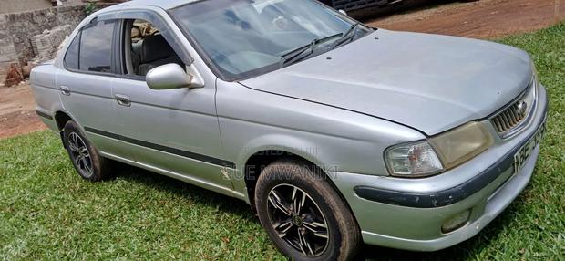 Nissan Sunny 2000 Silver