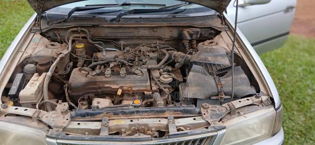 Nissan Sunny 2000 Silver