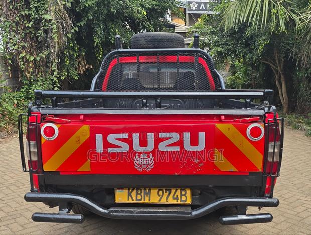 Isuzu D-MAX 2010 Red