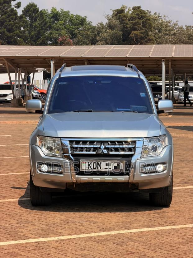 Mitsubishi Pajero 2016 Blue