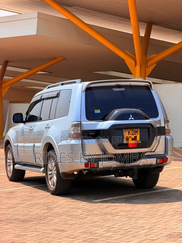 Mitsubishi Pajero 2016 Blue