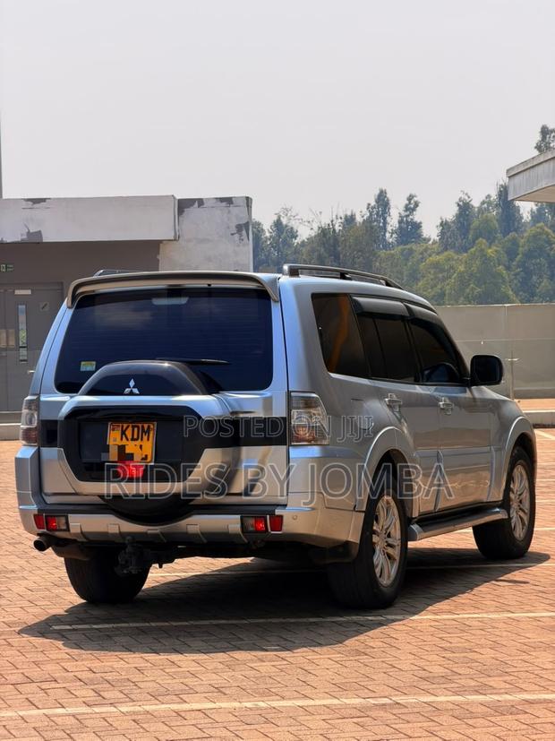 Mitsubishi Pajero 2016 Blue