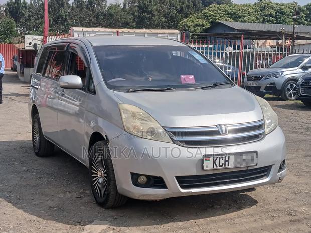 Toyota ISIS 2009 Silver