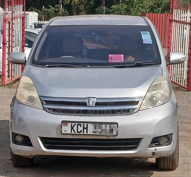 Toyota ISIS 2009 Silver