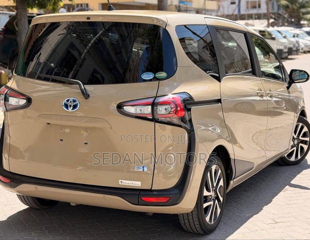 Toyota Sienta 2019 Beige
