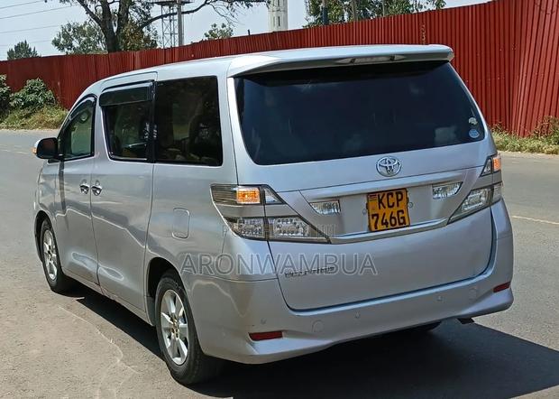 Toyota Vellfire 2010 Silver