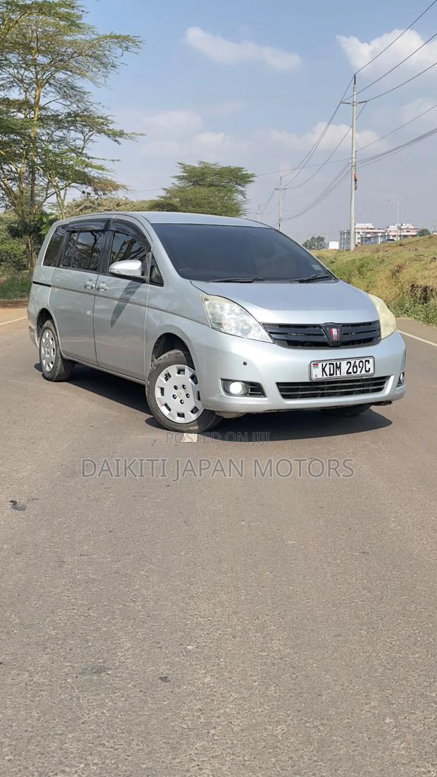Toyota ISIS 2016 Silver