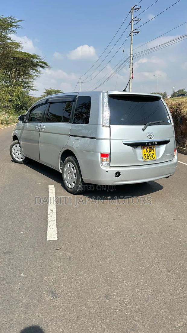 Toyota ISIS 2016 Silver