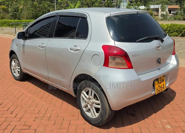 Toyota Vitz 2006 Silver