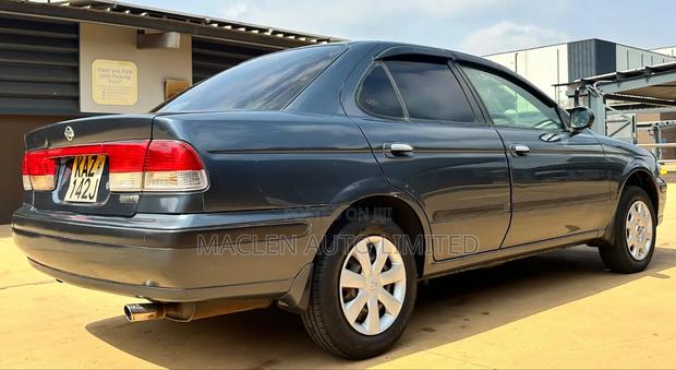 Nissan Sunny 2000 Gray