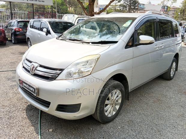 Toyota ISIS 2014 Silver