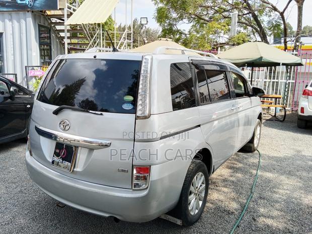 Toyota ISIS 2014 Silver