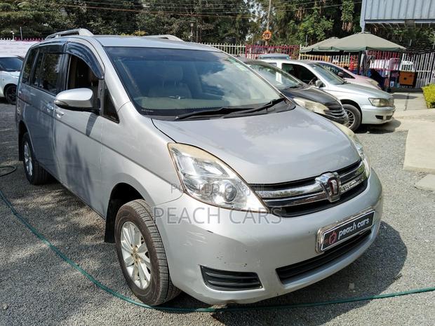Toyota ISIS 2014 Silver