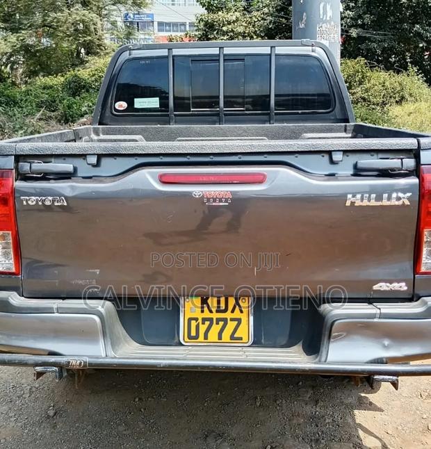 Toyota Hilux 2021 Black
