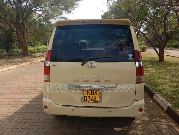 Toyota Noah 2003 Yellow